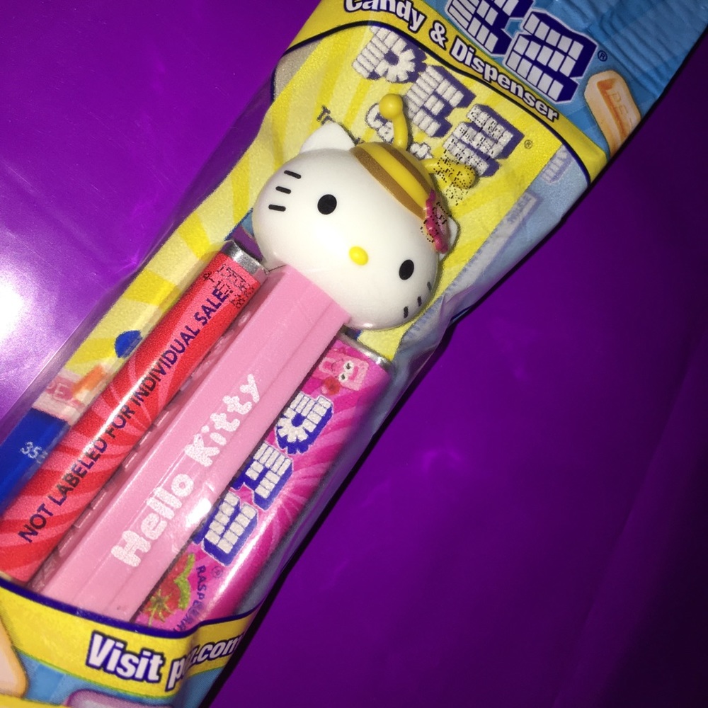 Hello Kitty Sanrio Collector PEZ Dispenser Candy Bee